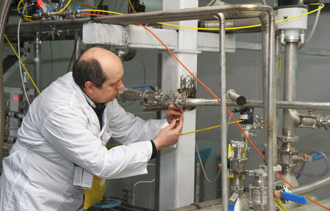 イランのナタンツの原子力発電所で査察を行うIAEAの代表者。(AFP通信の資料写真)