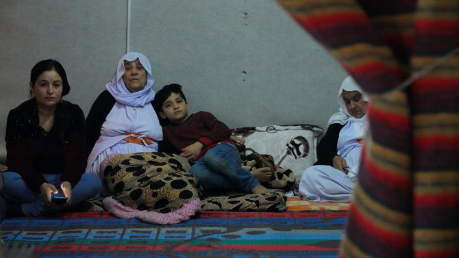 カウリ・カロ氏を含む一家でAP通信のインタビューに答えるゼナ・カロ氏（30歳）。イラク北部のドホーク県にあるカバルト難民キャンプの義姉妹と一緒に住むテントの中にて。土曜日撮影。（AP通信）