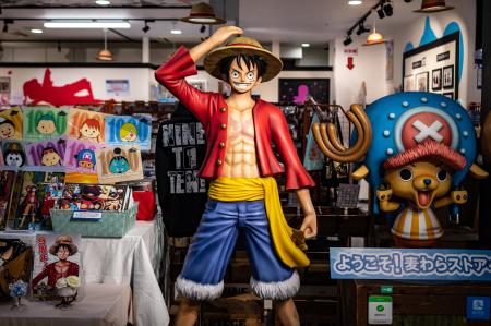 東京にあるアニメ『ONE PIECE』グッズショップで展示される「麦わら」の愛称で親しまれる主人公モンキー・D・ルフィの像。2021年11月19日 撮影。（AFP）