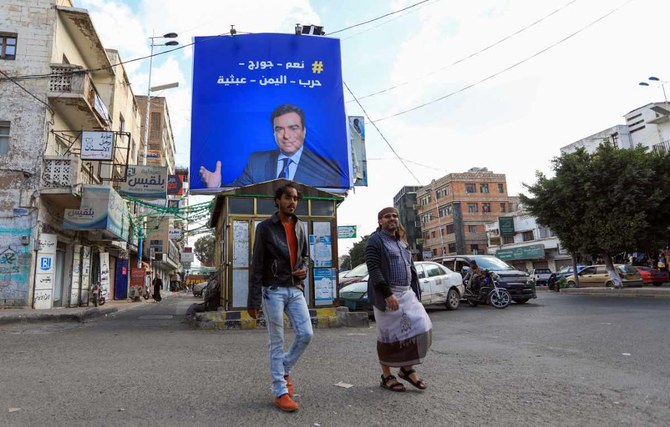 イエメンの首都サヌアの看板には、フーシ派の「戦争犯罪」を擁護することで、イランが支援するテロ民兵フーシ派にとっての英雄となったレバノンのジョージ・クルダヒ情報相の肖像が描かれている。(AFP写真)