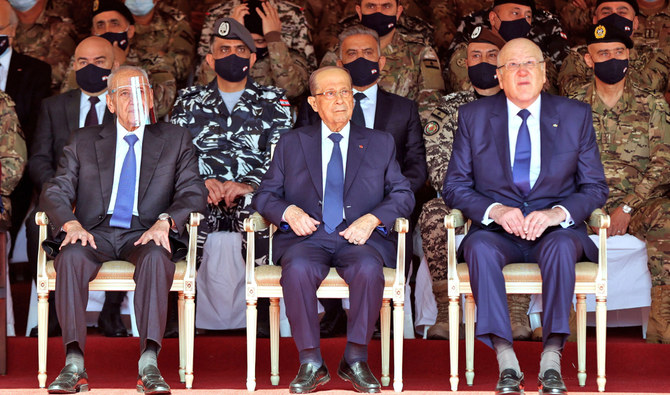 ナジーブ・ミカティ首相（右）とナビーフ・ビッリー議会議長の間に座るレバノンのミシェル・アウン大統領。2021年11月22日、ベイルート近郊のヤルゼで行われた第78回レバノン独立記念日の式典にて。（AFP）