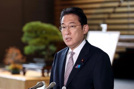 日本の岸田文雄首相は、2021年11月19日に東京の彼のオフィスでメディアに話します。（AFP）