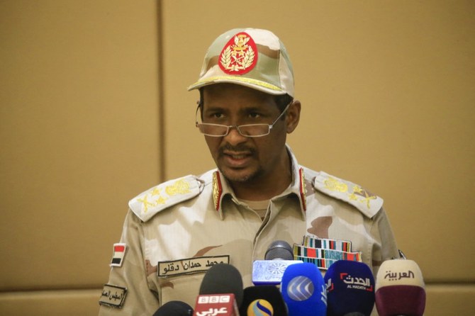 金曜日にスーダンの新主権評議会副議長として就任宣誓するモハメド・ハムダン・ダガロ氏。（ファイル/AFP）