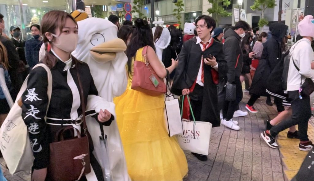 東京の渋谷はとんでもないハロウィンパーティーで世界的に知られている。例年、何千人もが様々なハロウィンコスチュームを披露しようと有名な渋谷スクランブル交差点の近くに集まる。(ANJP)