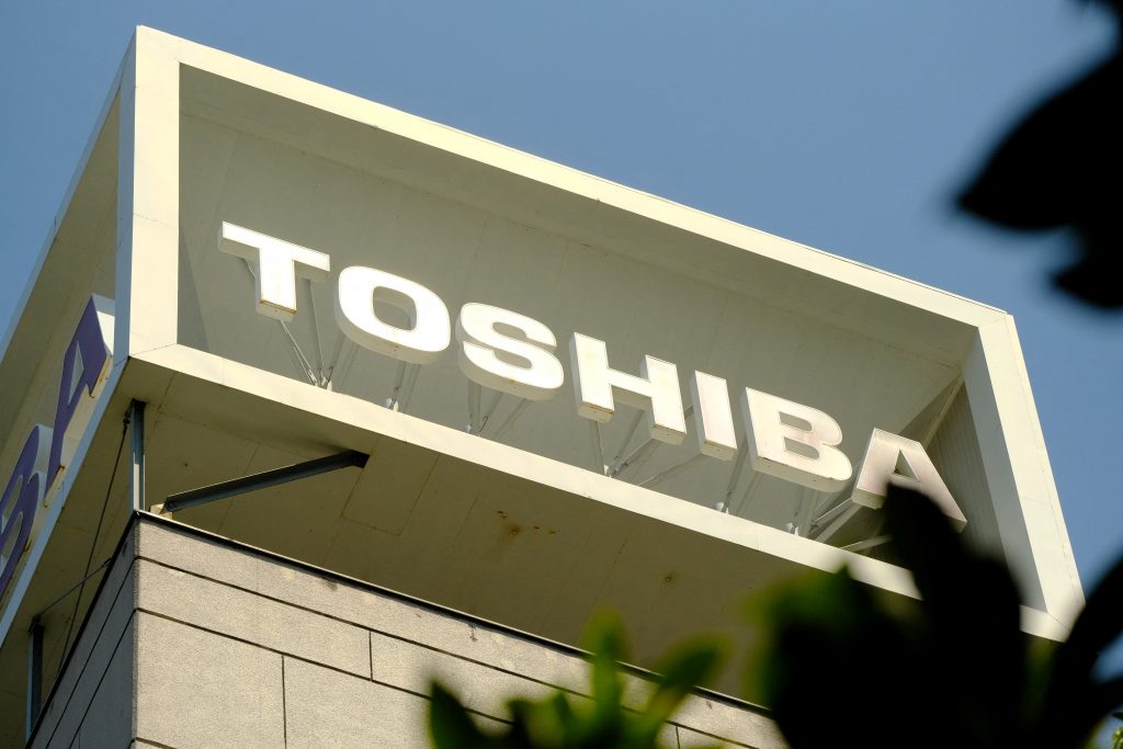 6,000円という価格の場合、東芝の価値が約2兆6,000億円（230億ドル）となり、リフィニティブ社のデータに基づき、過去200日間の平均価格を基準とすると、32%のプレミアムが付いていることになる。（AFP）