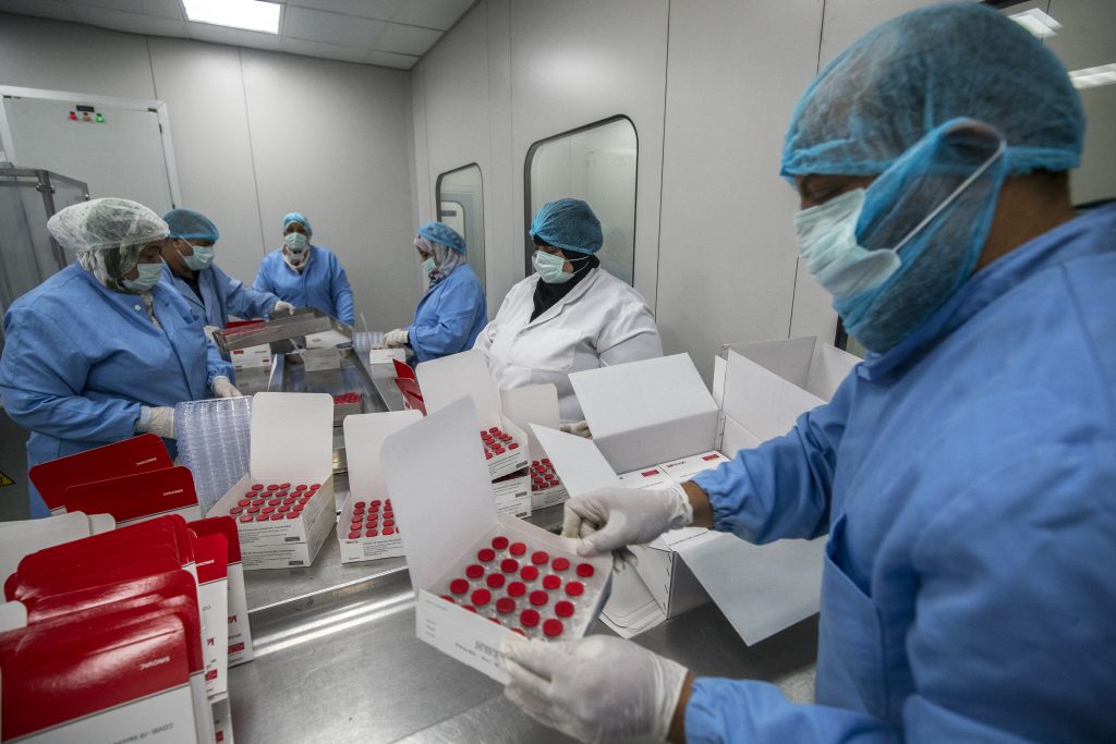 12月27日にワクチンの第1便が日本からエジプトに空輸される。(AFP)