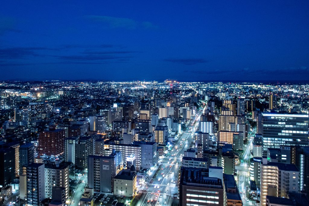 足元ではコロナ感染が下火となり、１０～１２月期以降の景気持ち直しが期待されるが、新たな変異株「オミクロン株」の出現で先行き不透明感も強まっている。(AFP)