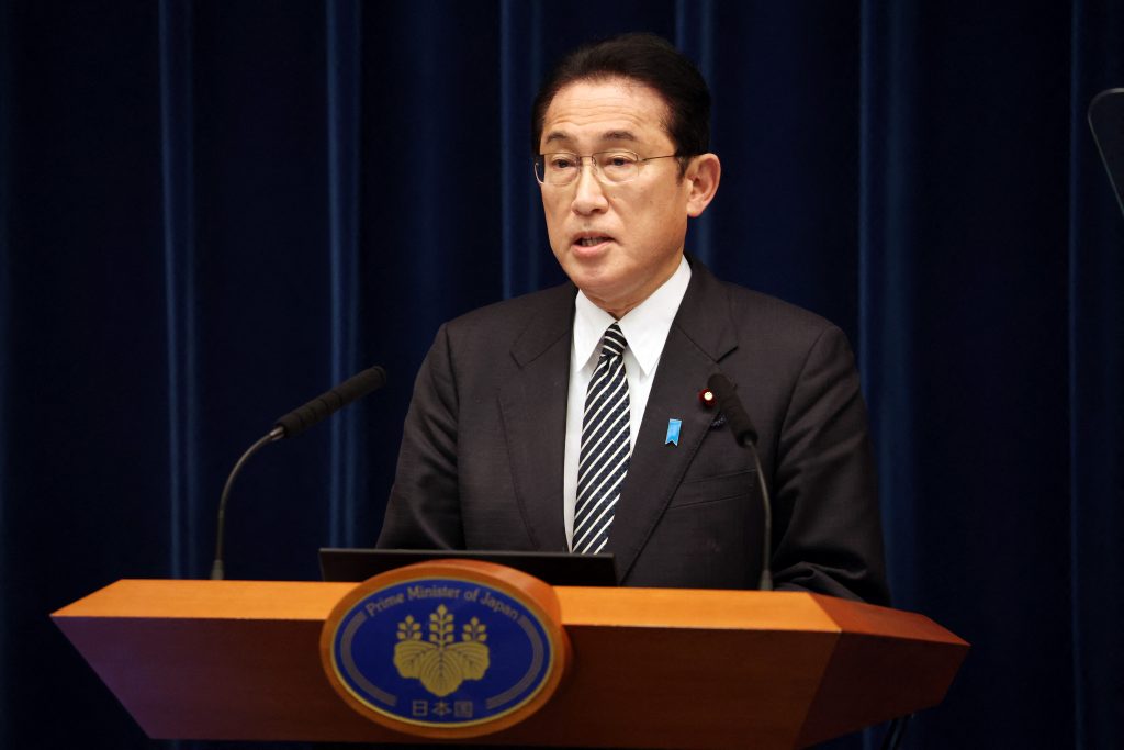 岸田文雄首相は26日、新型コロナウイルスの変異株「オミクロン株」の市中感染が国内で広がりつつあることを受け、オミクロン株感染者の濃厚接触者となった受験生について、別室受験を含む受験機会確保の方策を検討するよう文部科学省に指示した。(AFP)