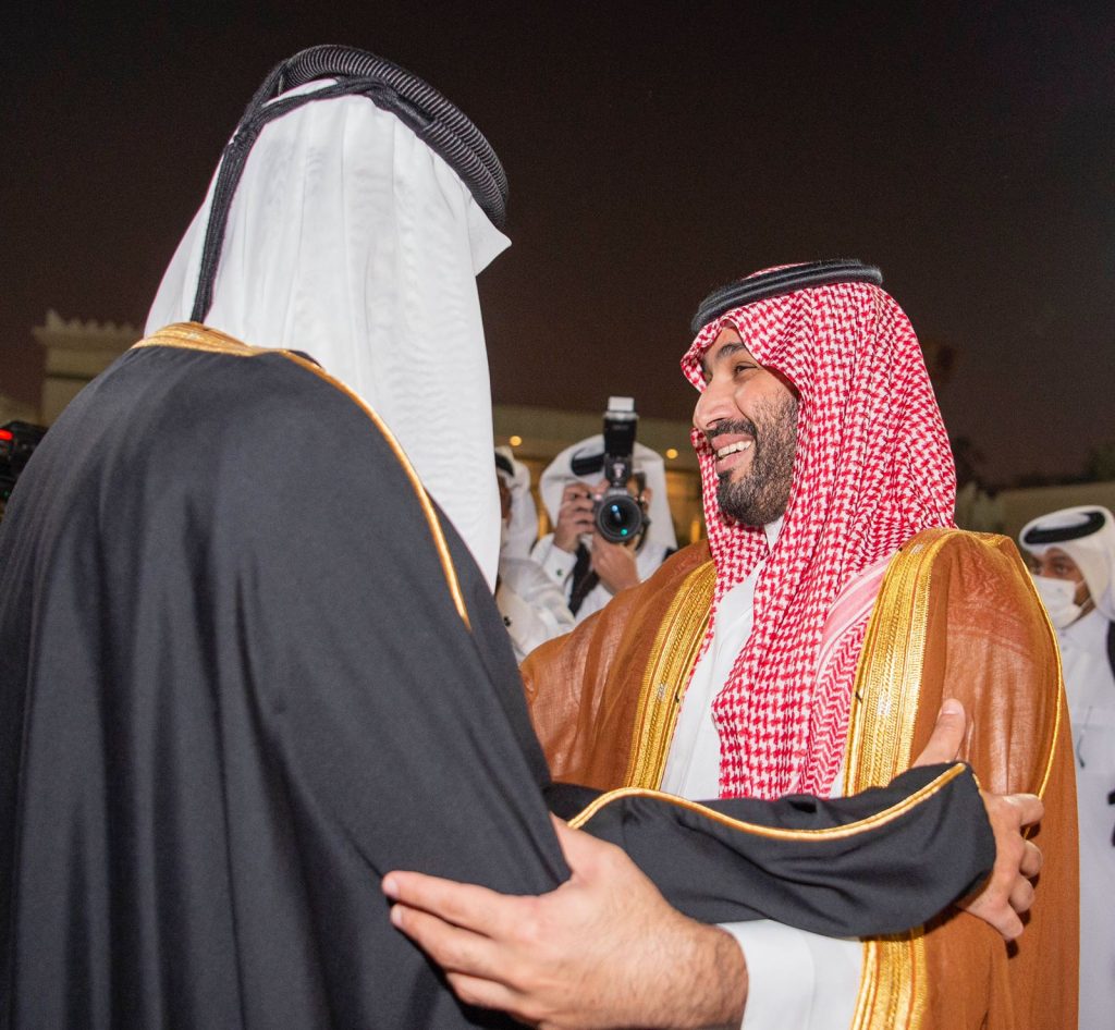 サウジアラビアのムハンマド・ビン・サルマン皇太子を首都ドーハで迎えるカタールのシェイク・タミーム首長。（SPA）