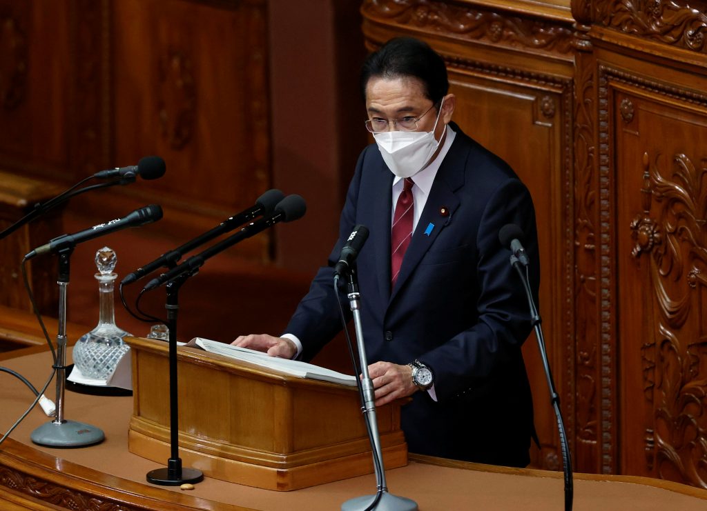 マスクを着用した日本の岸田文雄首相が、新型コロナウイルス感染症（COVID-19）のパンデミック下、衆議院での臨時国会の開始に当たり所信表明演説を行う。日本、東京、2021年12月6日。 (資料写真/ロイター)