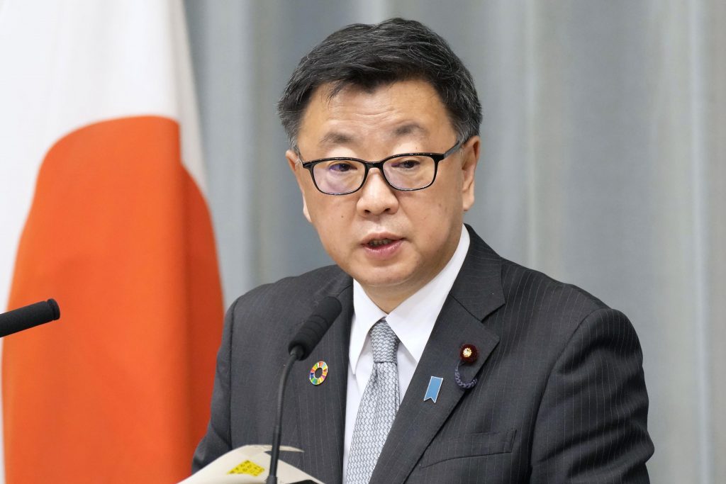 2021年12月24日、東京での記者会見で発言する日本の松野博一官房長官。（資料写真/AP通信発共同通信)