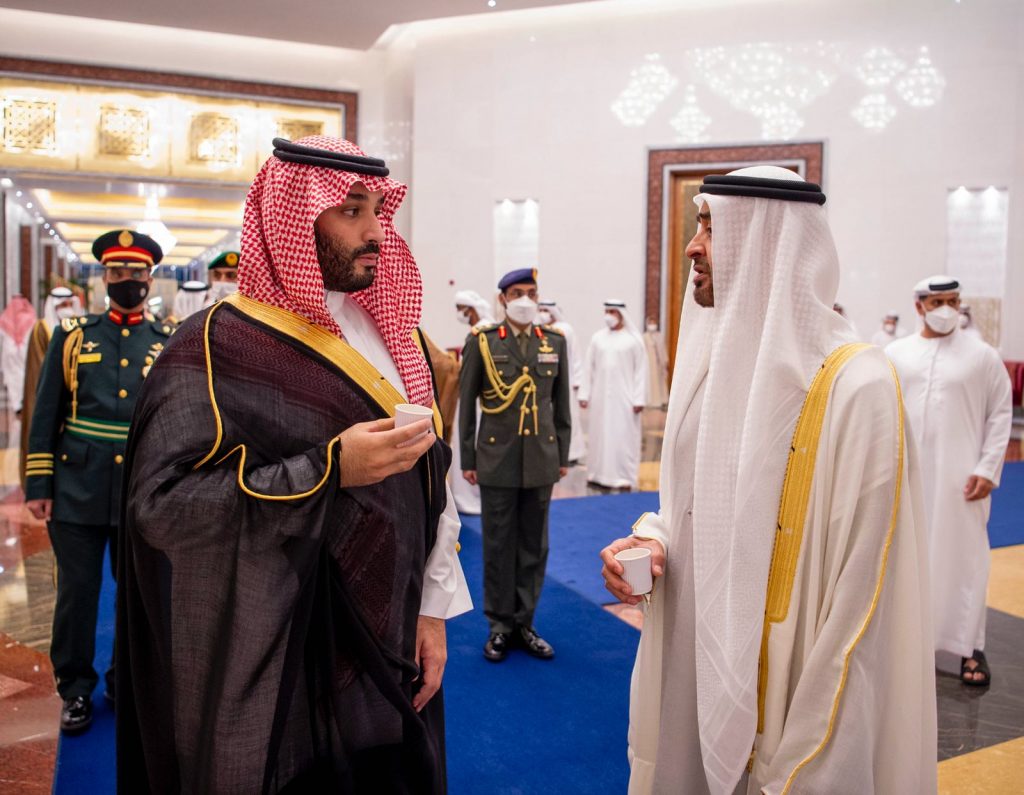 アブダビに到着したサウジのムハンマド・ビン・サルマン皇太子殿下をシェイク・ムハンマド・ビン・ザーイド皇太子殿下が出迎えた。（SPA）