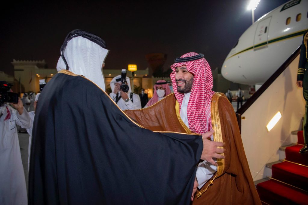 サウジアラビアのムハンマド・ビン・サルマン皇太子を首都ドーハで迎えるカタールのシェイク・タミーム首長。（SPA）