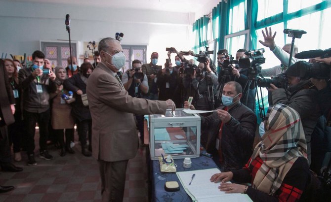 首都アルジェの投票所で、市議会議員選挙と県議会議員選挙で票を投じるアルジェリア国民評議会（上院）のサラ・グジル議長（AFP通信）