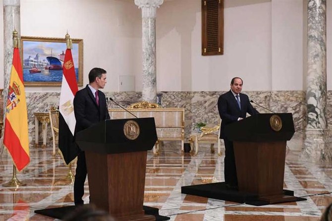 2021年12月1日、エジプトのカイロで記者会見に臨むエジプトのアブドゥルファッターハ・エルシーシ大統領とスペインのペドロ・サンチェス首相。（エジプト大統領府）
