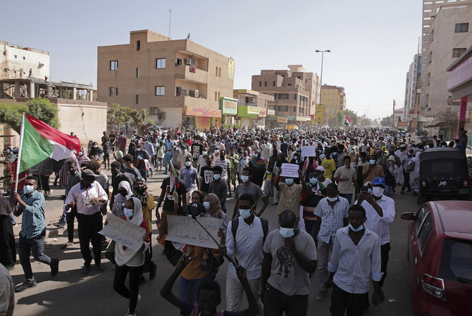 2021年11月30日、スーダンのハルツームにある大統領官邸の近くで文民政府を求めて行進する数万人のスーダンの人々。 (AP)
