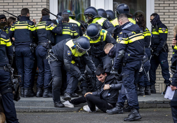 警察はデモ参加者を一人ずつ引きずり出し、地面に押し付けて手錠をかけた後、待機中の車両に押し込んだ。 (AFP)