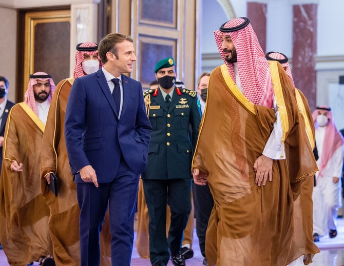  フランスのエマニュエル・マクロン大統領（写真左）とサウジアラビアのムハンマド・ビン・サルマン皇太子殿下（同右）。2021年12月4日に撮影。