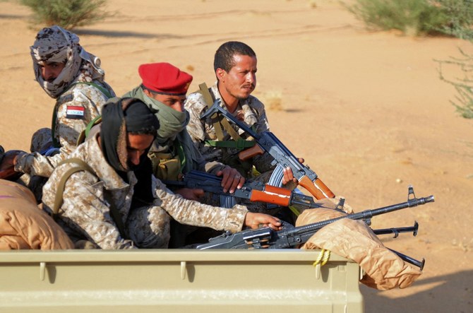 イエメン北部に残る政府の最後の拠点となっているマアリブの南側戦線で戦闘員に合流するために到着したイエメン軍の増援部隊（2021年11月16日）。 （資料／AFP）