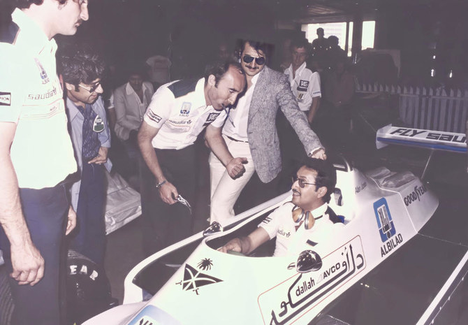 1980年代初頭にサウジアラビアがスポンサーを務めた有名なウィリアムズのF1レースカーの現代版とポーズをとるスルタン・ビン・サルマン王子（提供）