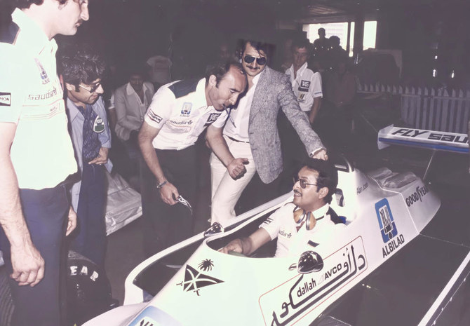 1980年代初頭にサウジアラビアがスポンサーを務めた有名なウィリアムズのF1レースカーの現代版とポーズをとるスルタン・ビン・サルマン王子(提供)
