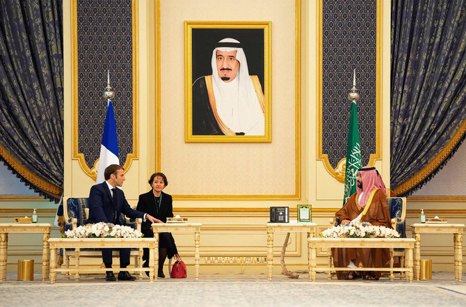  フランスのエマニュエル・マクロン大統領（写真左）とサウジアラビアのムハンマド・ビン・サルマン皇太子殿下（同右）。2021年12月4日に撮影。