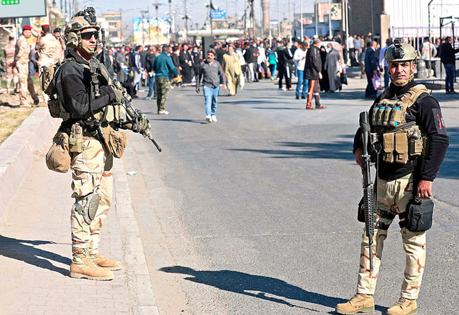 国内の複数の地域で紛争が続く中、バグダッドのサドルシティ地区で金曜日の礼拝中に見張りに立つイラクの治安部隊。(AFP)