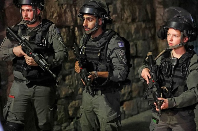 2021年11月17日、ナイフによる攻撃があったとされるエルサレム旧市街の現場に集まるイスラエル治安部隊。（資料／AFP）