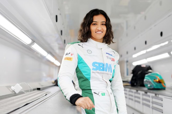 サウジ初の女性レーシングドライバーであり、グランプリのレースアンバサダーでもあるジュファリが、日曜日のレースを前にアラブニュースのインタビューに応じた。（提供）