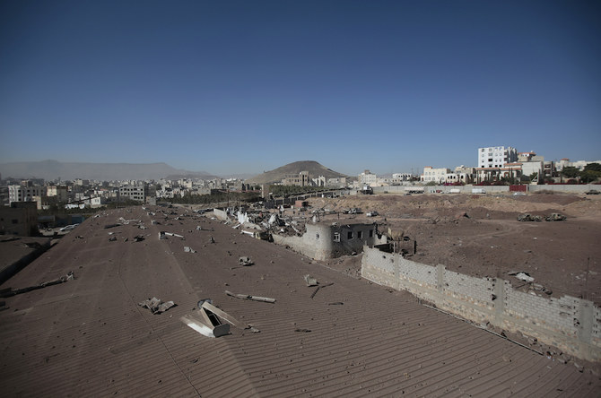 2021年12月5日（日）、アラブ連合軍による空爆が行われたイエメン・サヌアの現場には瓦礫が散らばっている。（AP通信）