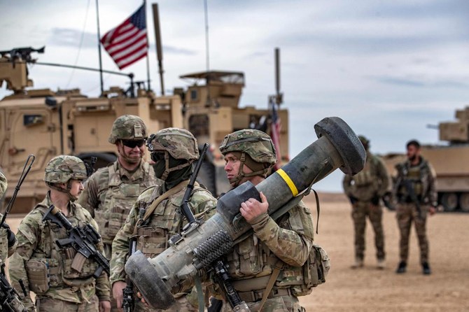 2021年12月7日、シリア北東部のデリゾールの田舎で行われたシリア民主軍と米国主導の反ダーイシュ国際有志連合の軍事演習で、対戦車ミサイルのジャベリンを運ぶ米兵。（AFP通信）