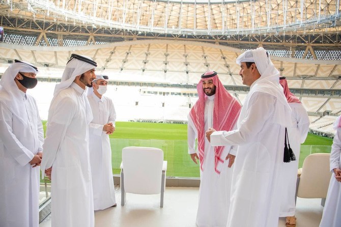 ドーハのルサイル・スタジアムを訪問するサウジアラビアのムハンマド・ビン・サルマン皇太子とカタールのシェイク・タミーム・ビン・ハマド首長。（ツイッター/@KSAMOFA）