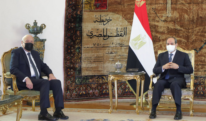 2021年12月9日、首都カイロの大統領府でエジプトのアブドゥルファッターハ・エルシーシ大統領(右)と会談するレバノンのナジーブ・ミカティ首相(左)。(AFP通信)