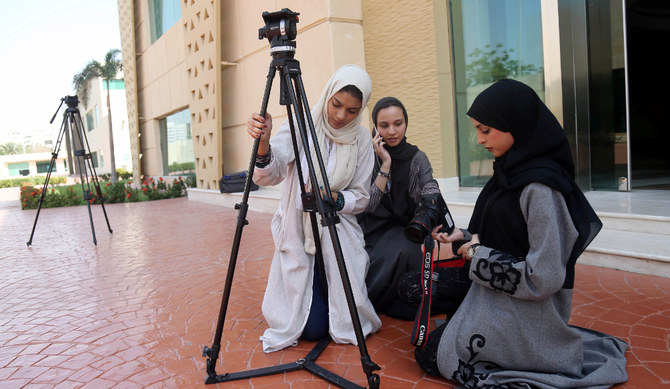 ジェッダの大学で映画製作を学ぶサウジの女性たち。2018年3月7日、サウジアラビアで撮影。（ロイター）