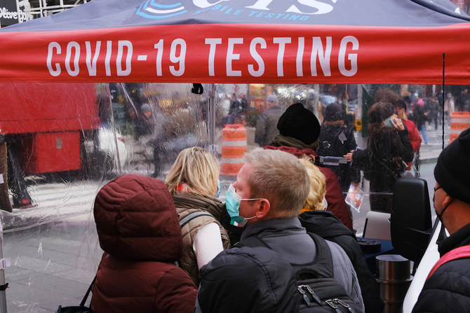 2021年12月9日、ニューヨーク市のタイムズスクエアにある検査施設で、新型コロナウイルスの検査を受けるために列に並ぶ人々。(AFP通信)