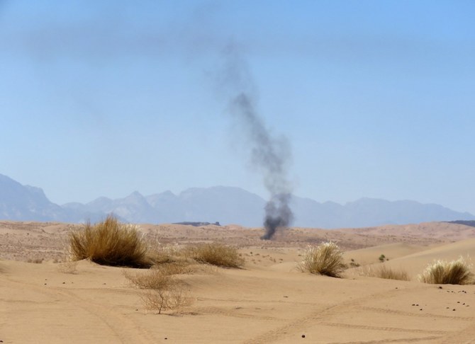 マアリブの南、アル・ジュバ前線でフーシ派との戦闘中に煙が上がっている様子を親政府系部隊の陣地から撮影した写真。（資料/AFP通信）
