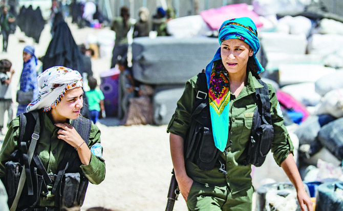 アルホル難民キャンプ内をパトロールするシリア民主軍の戦闘員たち。(AFP通信)