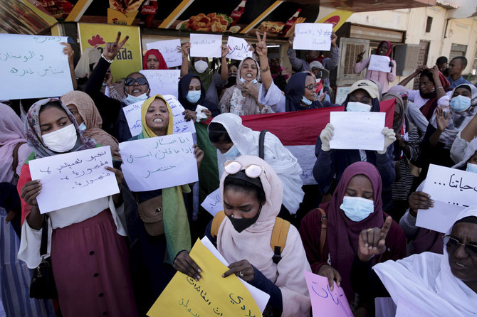 木曜日、スーダンで性暴力に抗議するスローガンを唱える女性ら。（AP）