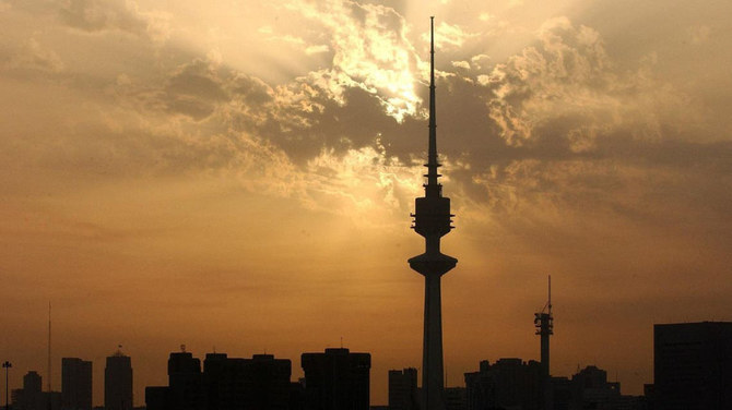 クウェート市の街並みに沈む太陽。(AFP/資料)