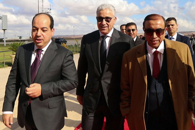 2021年12月21日。東部陸軍元帥ハリファ・ハフタル氏との会談のため、ベンガジに到着したリビアの大統領候補アーメド・マイティック氏（左）とファティ・バシャハ氏（中央）。（アブドラ・ドマ/AFP）