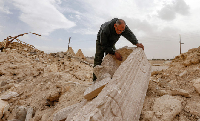 62歳のマタニオス・ダルル氏 は、シリア中部ホムス県の町カルヤタインに残っている20人のキリスト教住民の1人。5世紀建立の修道院で損傷具合を調べている。(AFP)