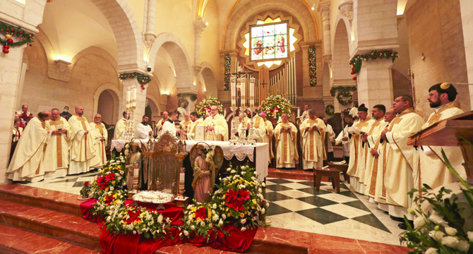土曜日、降誕教会でクリスマスのミサを執り行うラテン典礼エルサレム総大司教のピエールバッティスタ・ピッツァバッラ氏。イスラエル占領下のヨルダン川西岸地区のベツレヘムで。（AFP）
