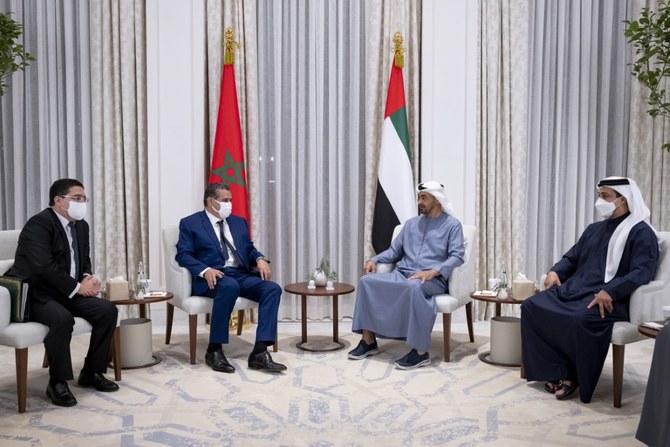 モロッコのアジズ・アハヌッシュ首相と会談を行うアブダビのシェイク・ムハンマド・ビン・ザーイド・アール・ナヒヤーン皇太子殿下（右）。（WAM）