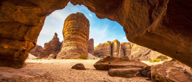 アル・ウラー渓谷は際立った対照をなす風景が広がっている。(AN写真)
