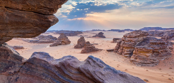 アル・ウラー渓谷は際立った対照をなす風景が広がっている。(AN写真)