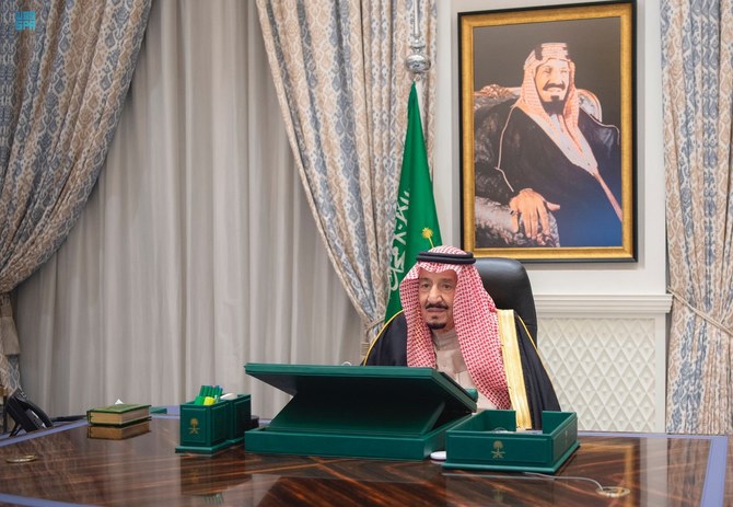 サウジアラビアのサルマン国王が2021年12月28日閣議を主導する。（SPA）