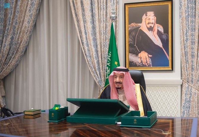 サウジアラビアのサルマン国王が2021年12月28日閣議を主導する。(SPA)