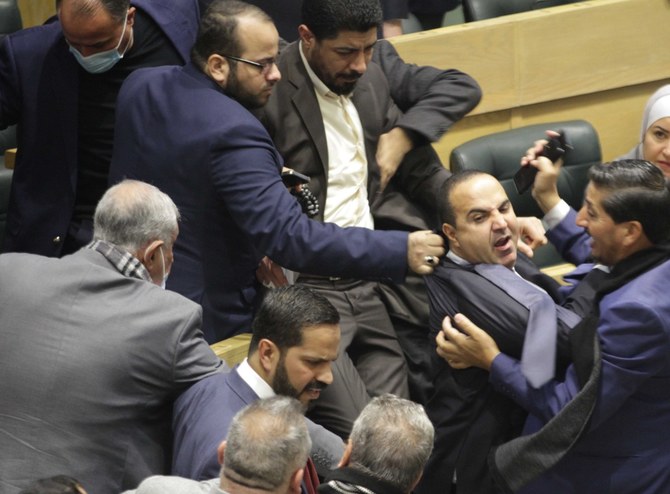 ヨルダン下院では28日、賛否の分かれる憲法改正案をめぐり議論が紛糾し乱闘騒ぎが起きた。（提供写真）