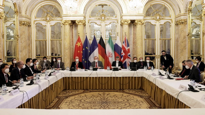 オーストリア・ウィーンで行われた核合意再建に向けた交渉の合同協議に出席する代表者たち。（File/AFP）