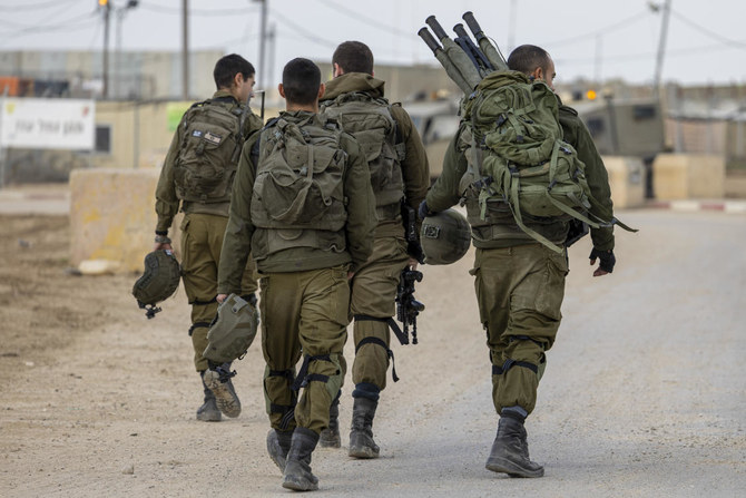 水曜日、イスラエルとガザの国境で展開するイスラエル兵。軍は、ガザ地区にあるハマスの複数の軍事拠点に戦車で反撃したという。（AP）
